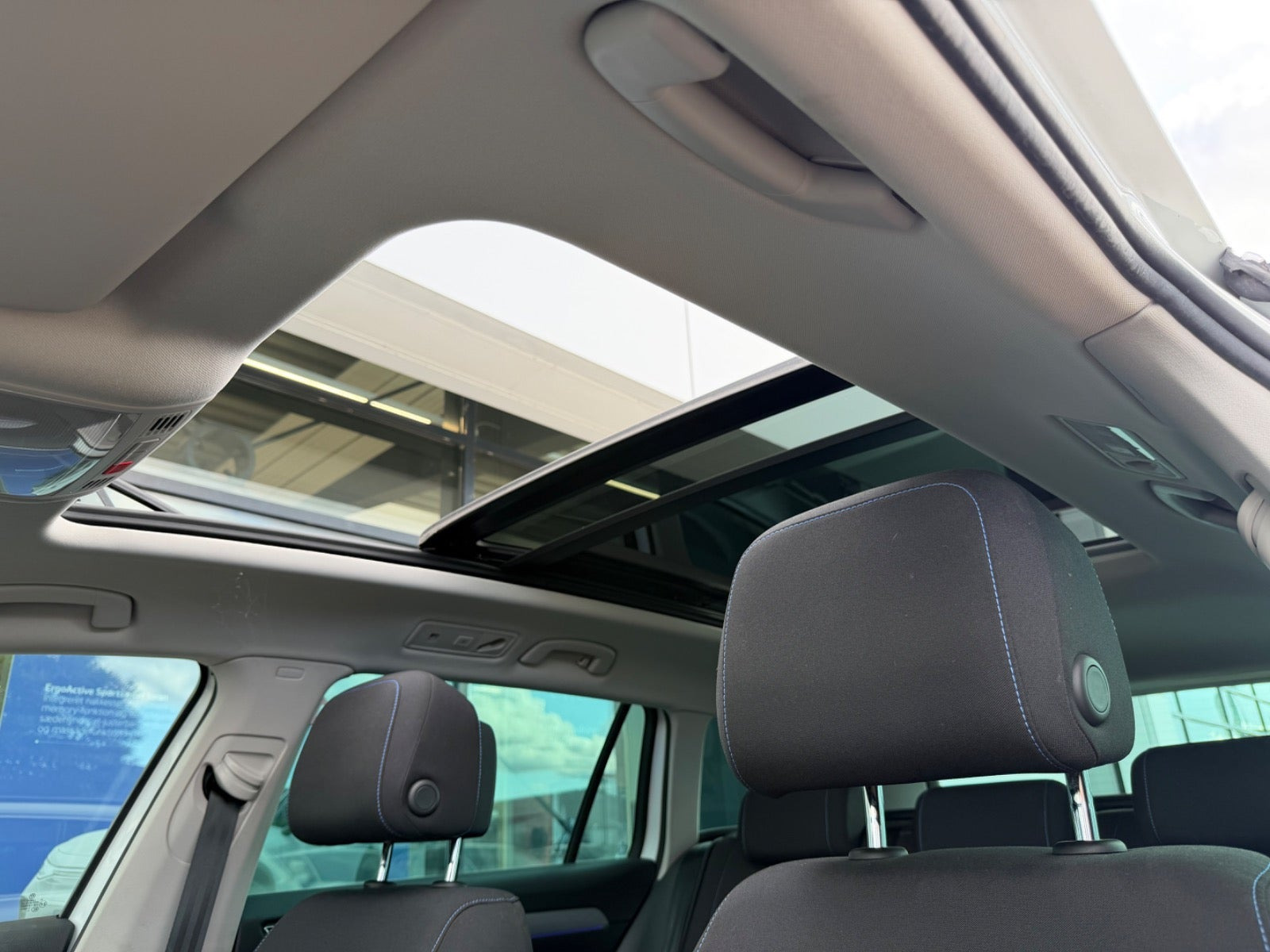 Hvid VW Passat fra 2020