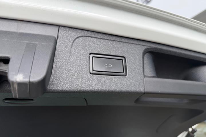 Hvid VW Passat fra 2020