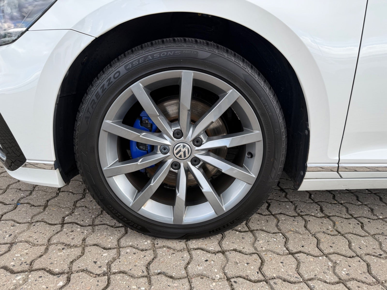 Hvid VW Passat fra 2020