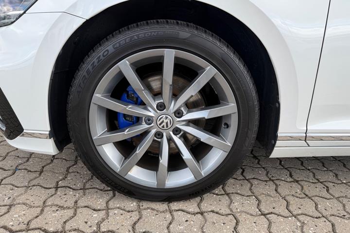 Hvid VW Passat fra 2020