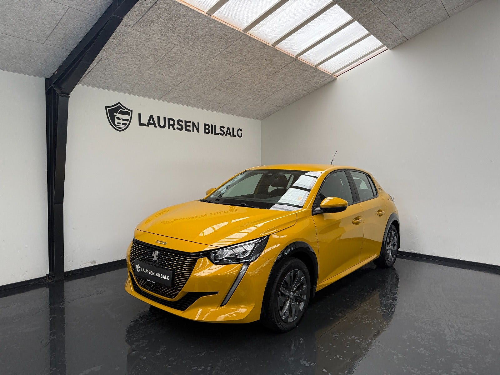 Gul Peugeot e-208 fra 2022