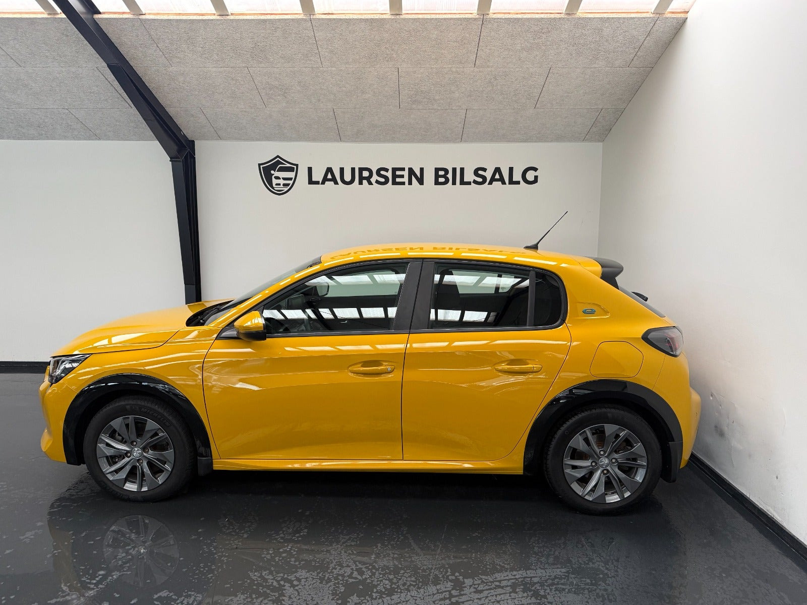 Gul Peugeot e-208 fra 2022