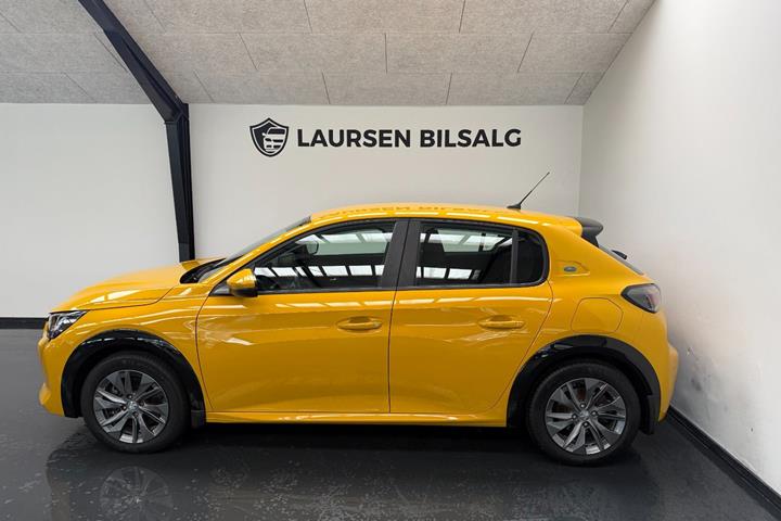 Gul Peugeot e-208 fra 2022