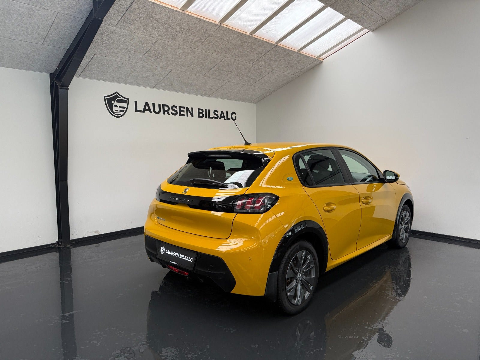 Gul Peugeot e-208 fra 2022