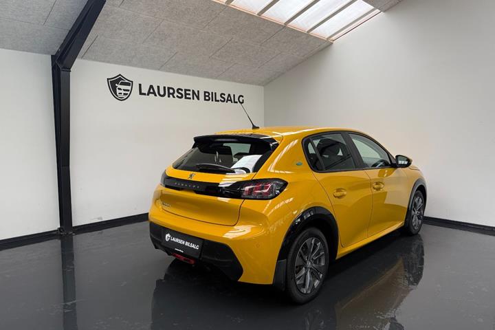Gul Peugeot e-208 fra 2022