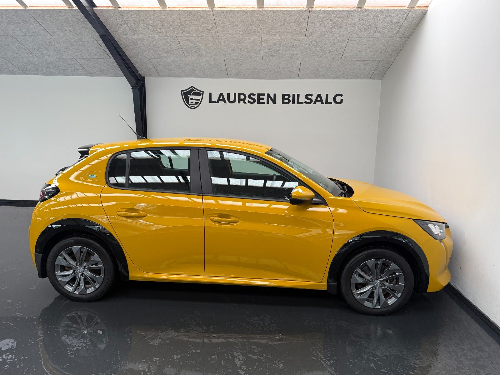 Gul Peugeot e-208 fra 2022