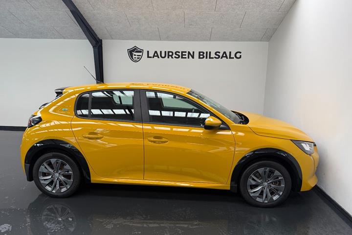 Gul Peugeot e-208 fra 2022