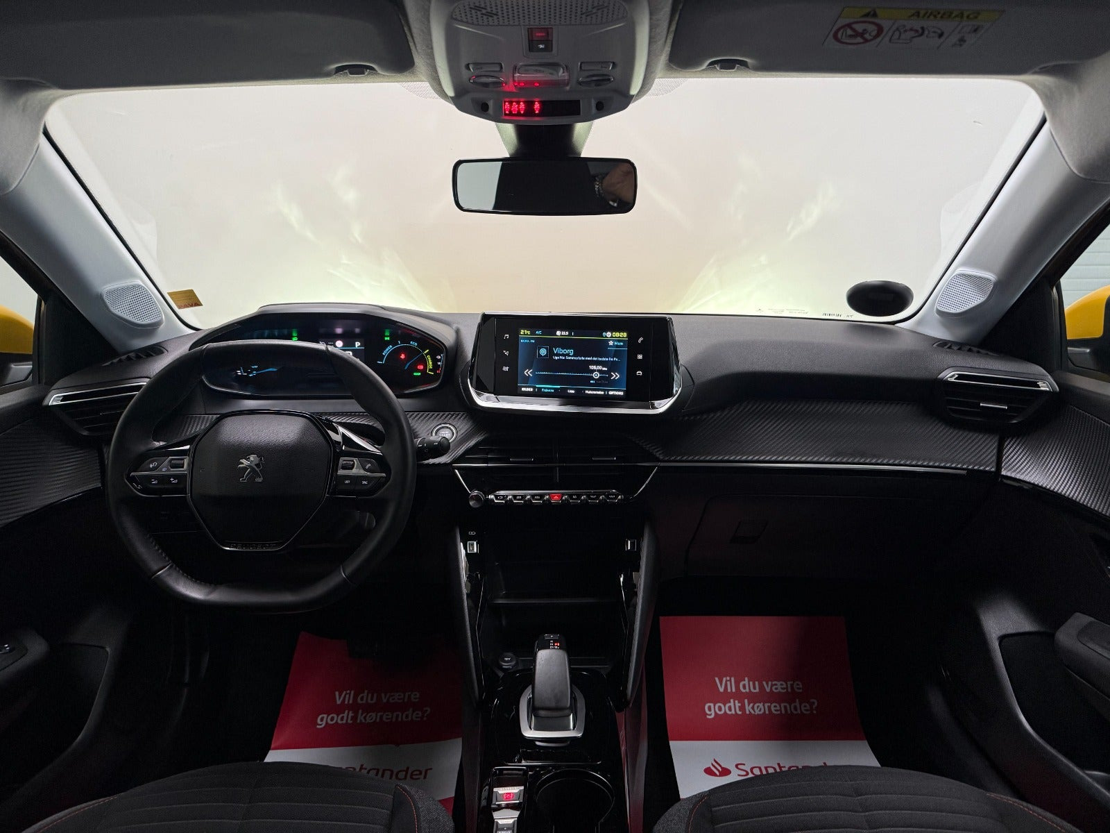 Gul Peugeot e-208 fra 2022