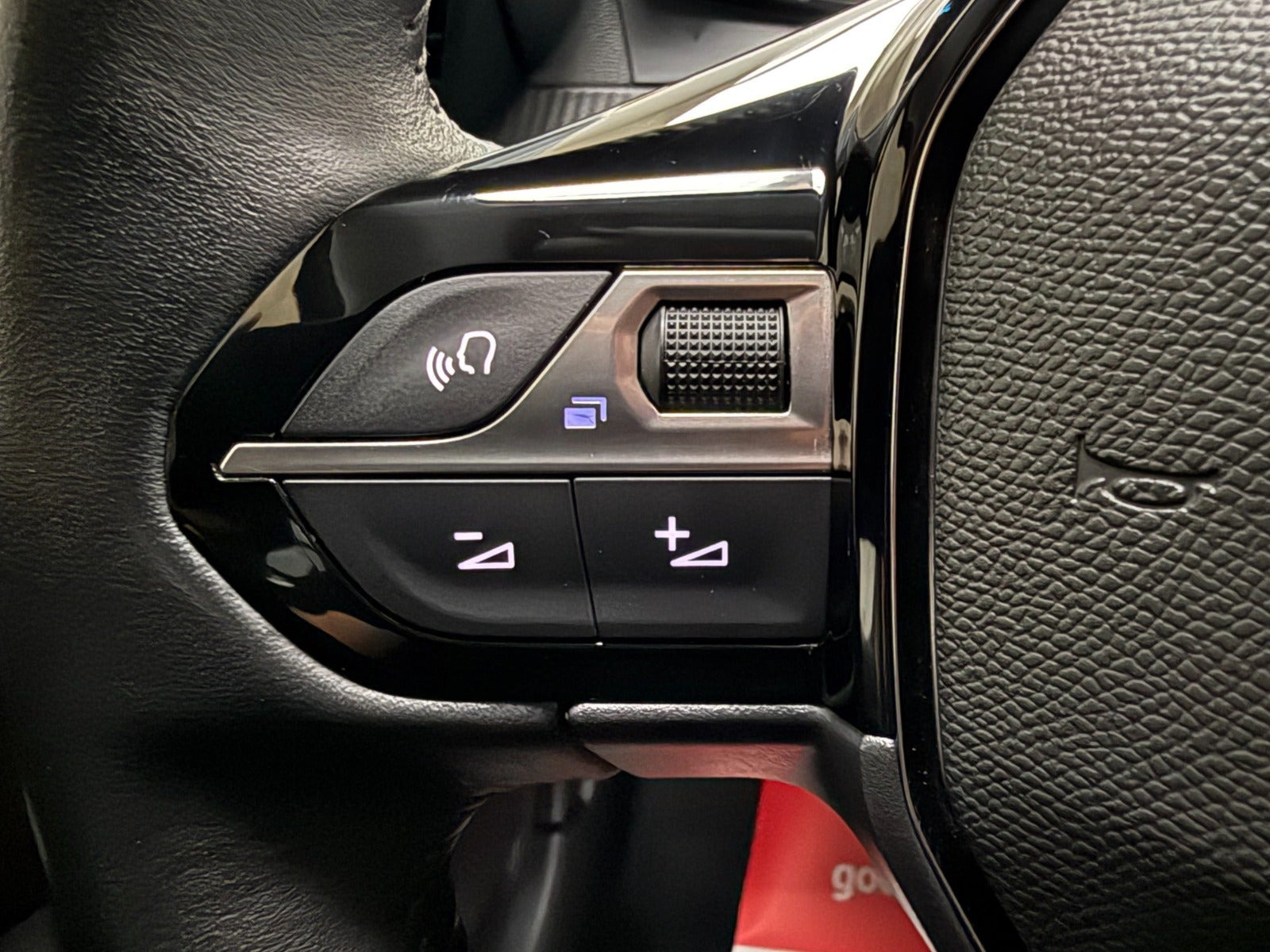 Gul Peugeot e-208 fra 2022