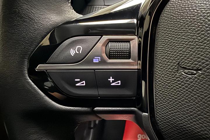Gul Peugeot e-208 fra 2022