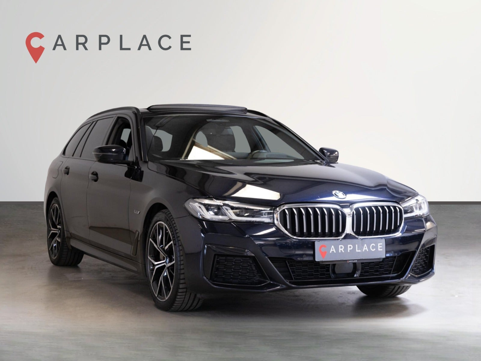 Blå BMW 530e fra 2023