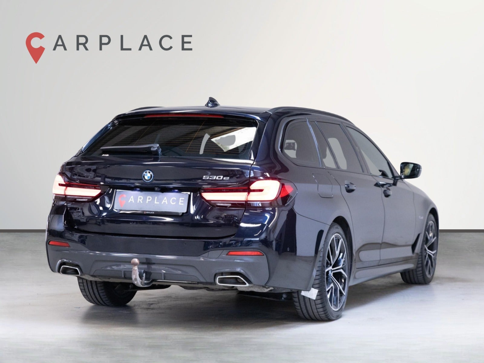 Blå BMW 530e fra 2023