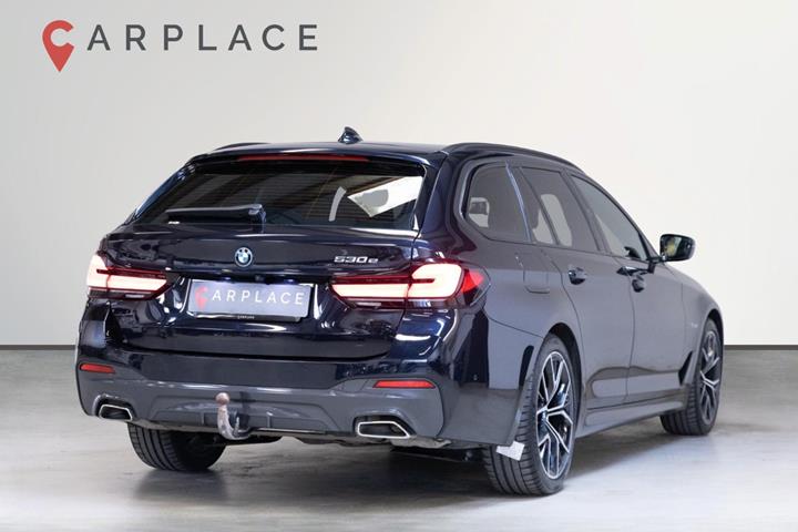 Blå BMW 530e fra 2023