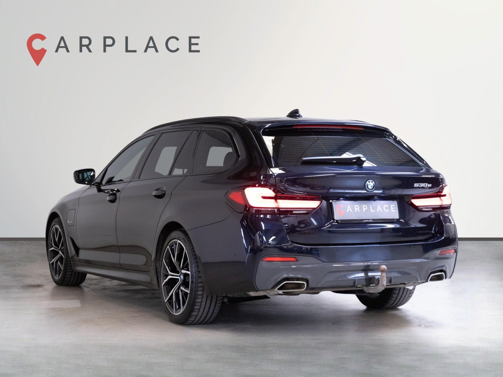 Blå BMW 530e fra 2023