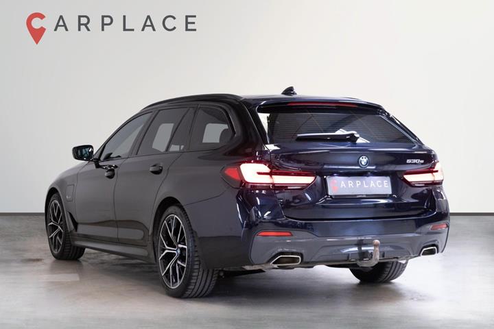 Blå BMW 530e fra 2023