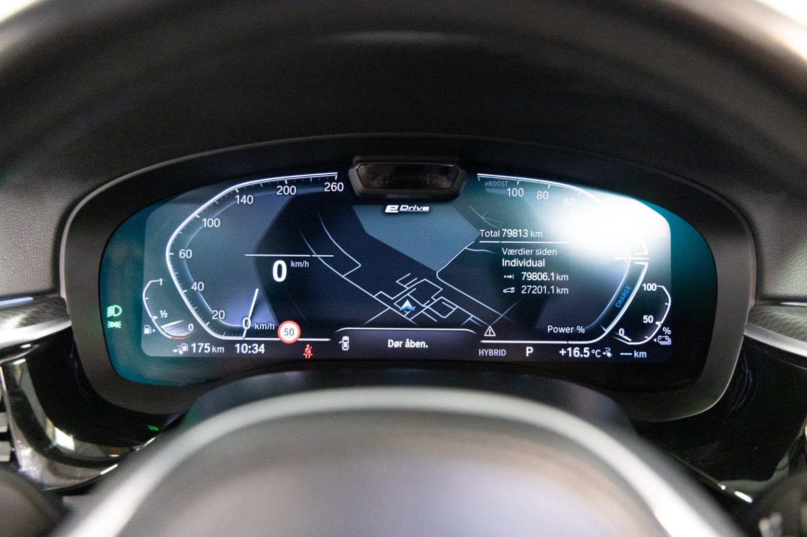 Blå BMW 530e fra 2023