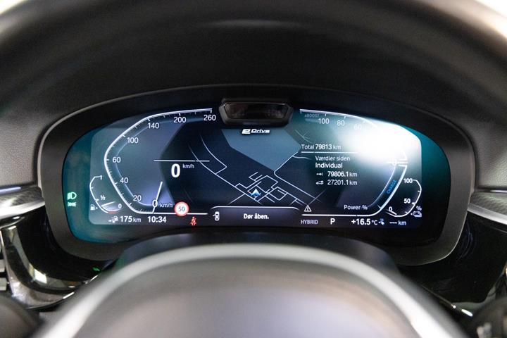 Blå BMW 530e fra 2023