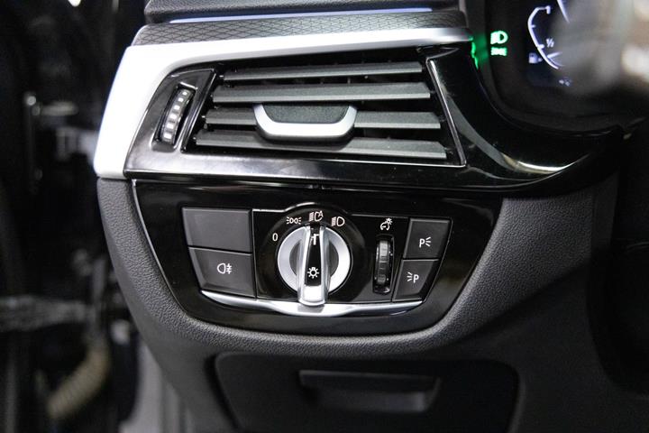 Blå BMW 530e fra 2023