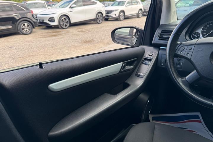 Sort Mercedes B200 fra 2008