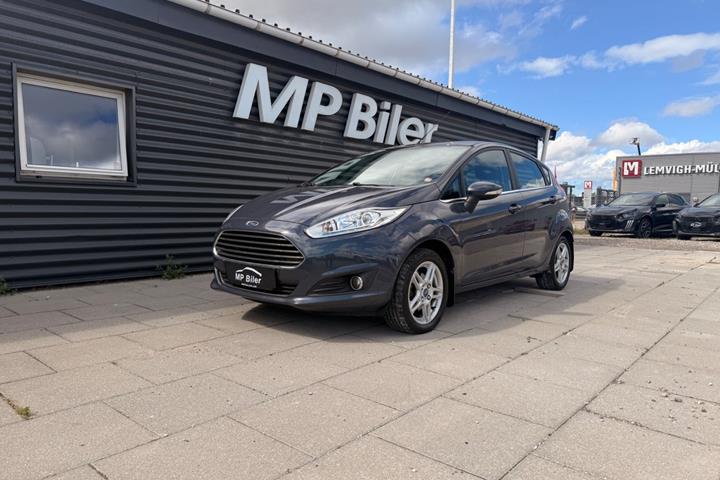 Grå Ford Fiesta fra 2014
