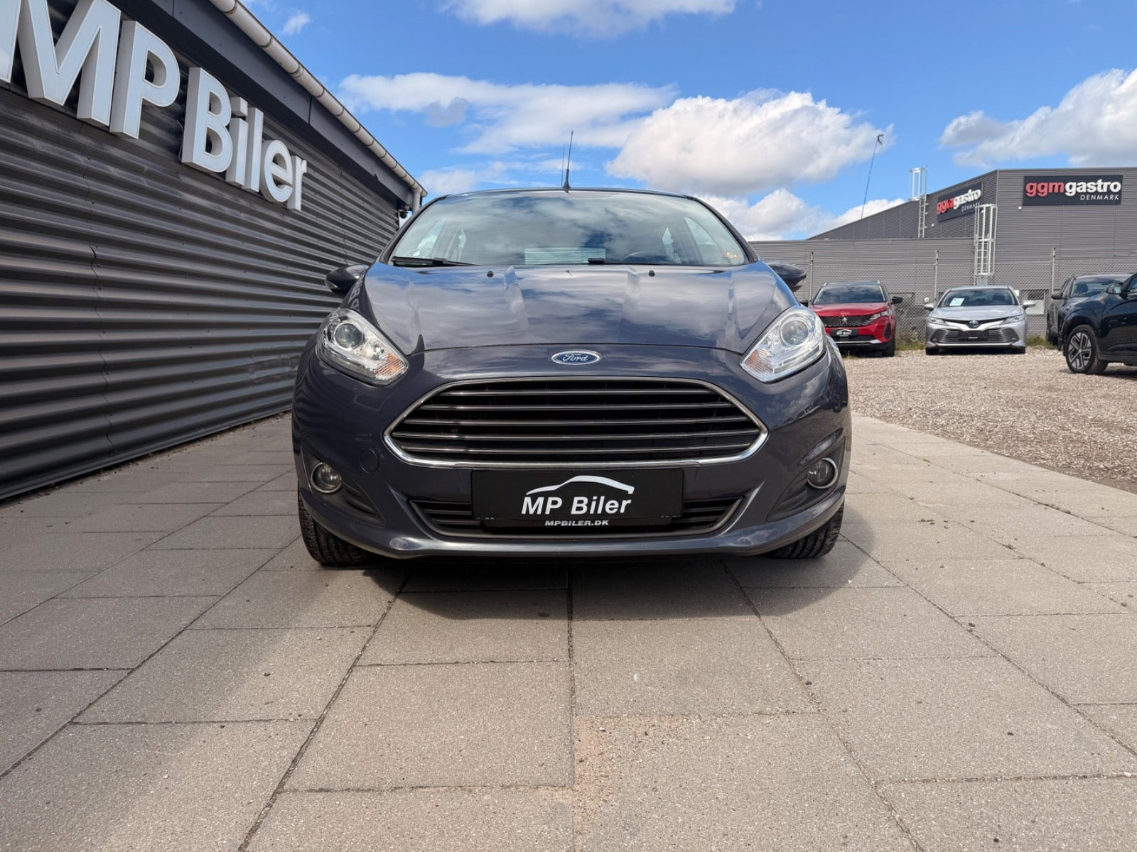Grå Ford Fiesta fra 2014