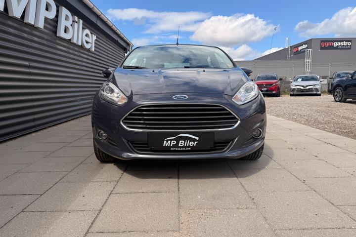 Grå Ford Fiesta fra 2014