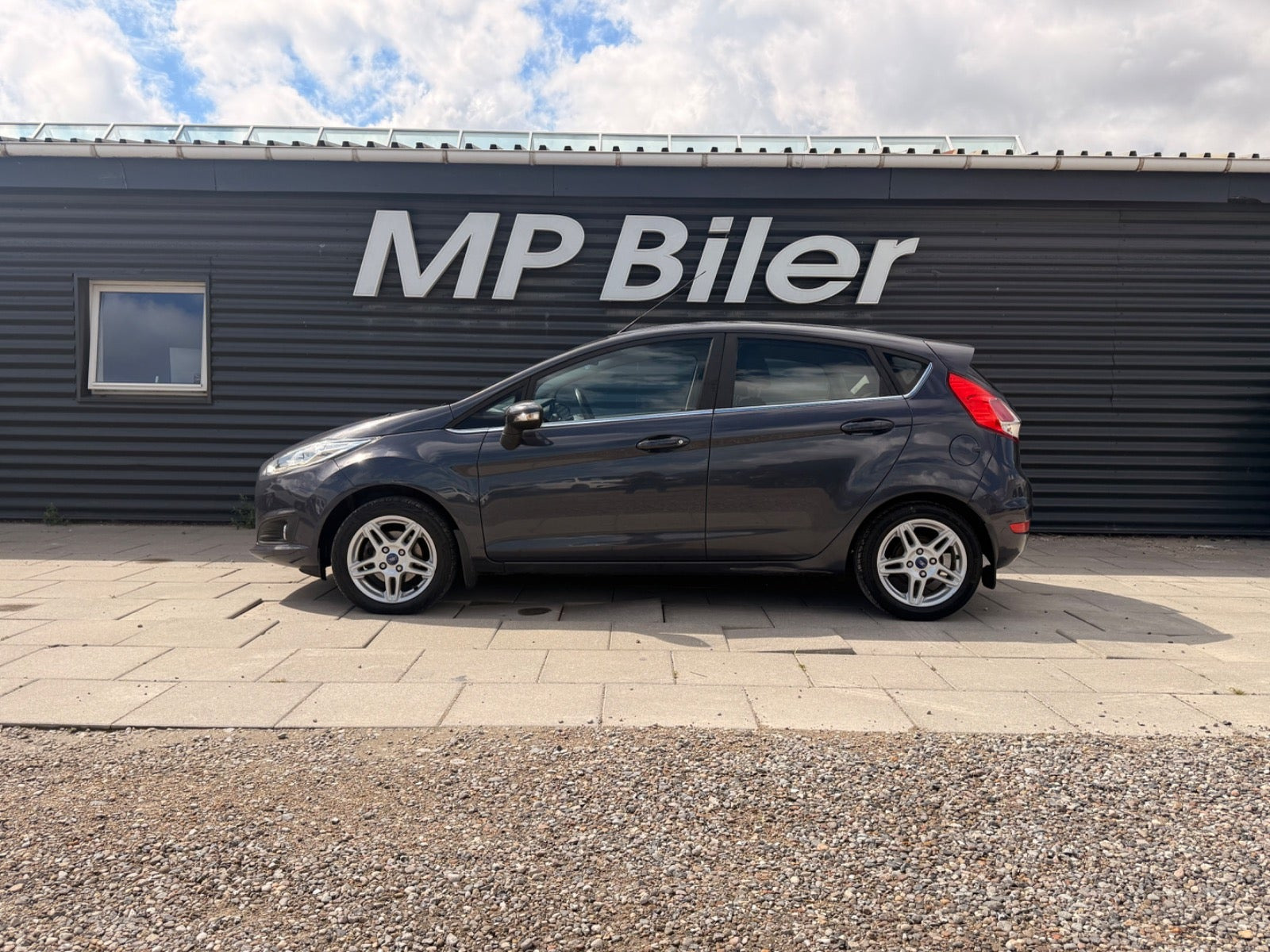 Grå Ford Fiesta fra 2014