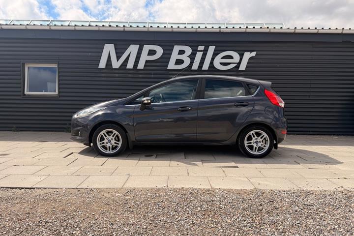 Grå Ford Fiesta fra 2014