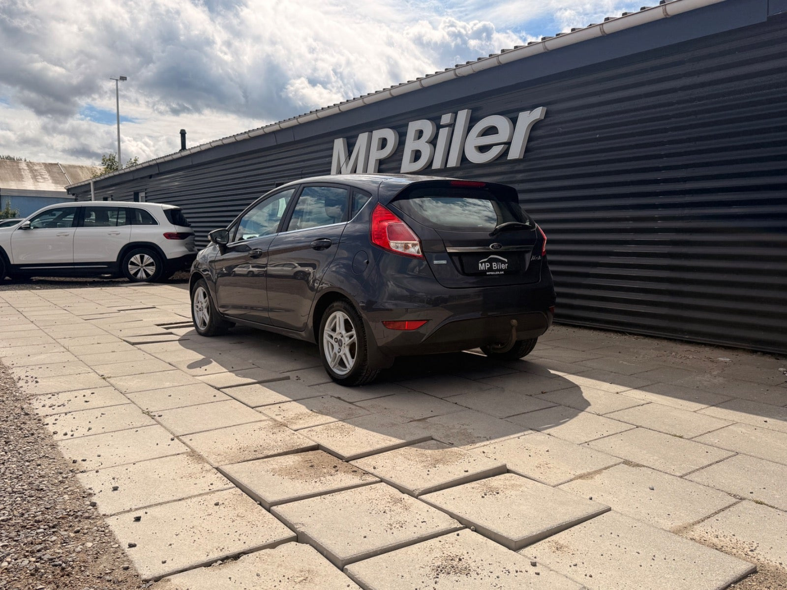 Grå Ford Fiesta fra 2014