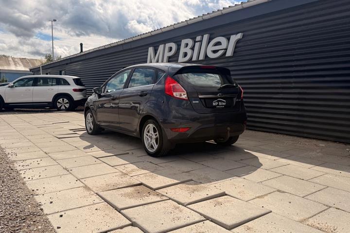 Grå Ford Fiesta fra 2014