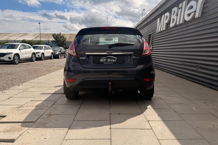 Grå Ford Fiesta fra 2014