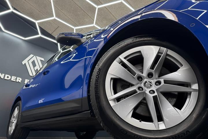 Blå Skoda Enyaq fra 2022