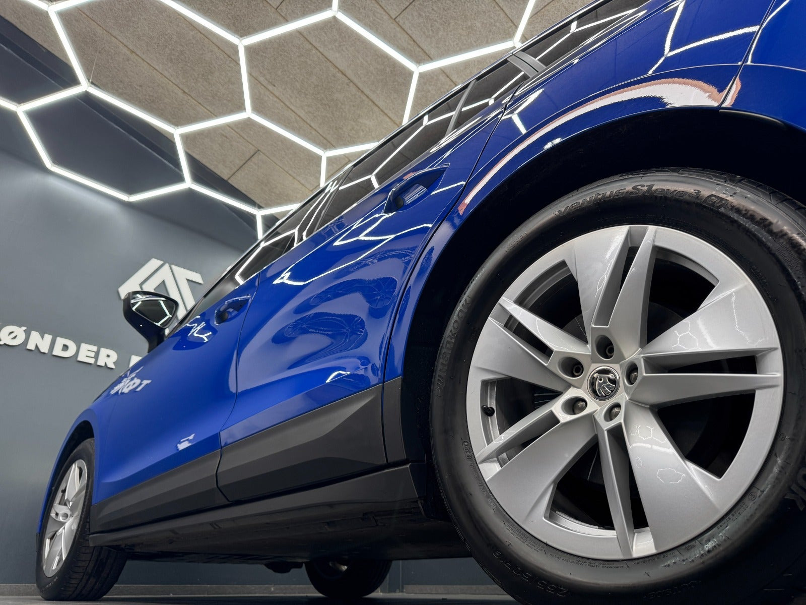 Blå Skoda Enyaq fra 2022