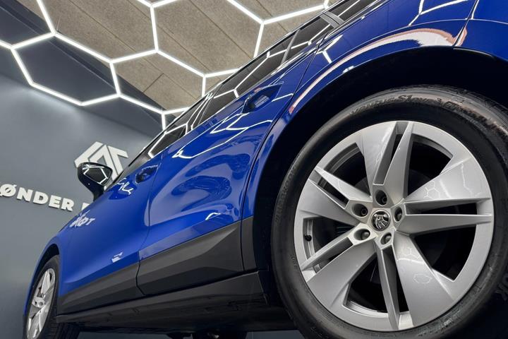 Blå Skoda Enyaq fra 2022