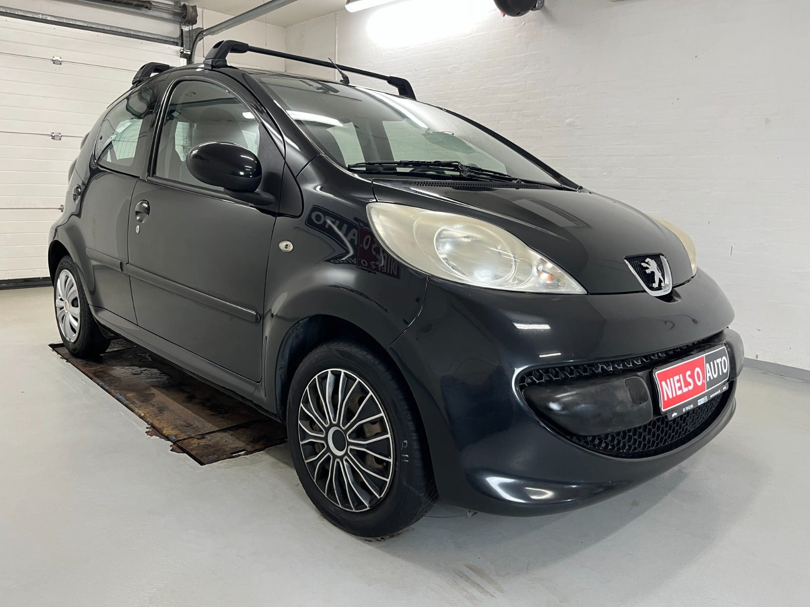 Sort Peugeot 107 fra 2006
