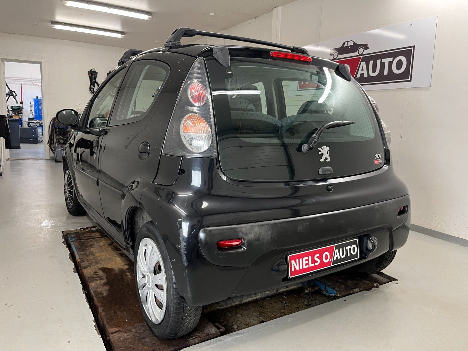 Sort Peugeot 107 fra 2006