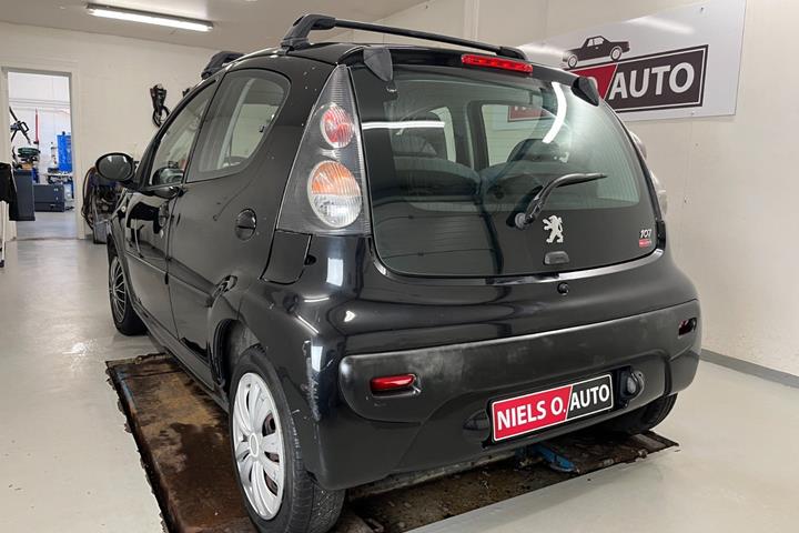 Sort Peugeot 107 fra 2006