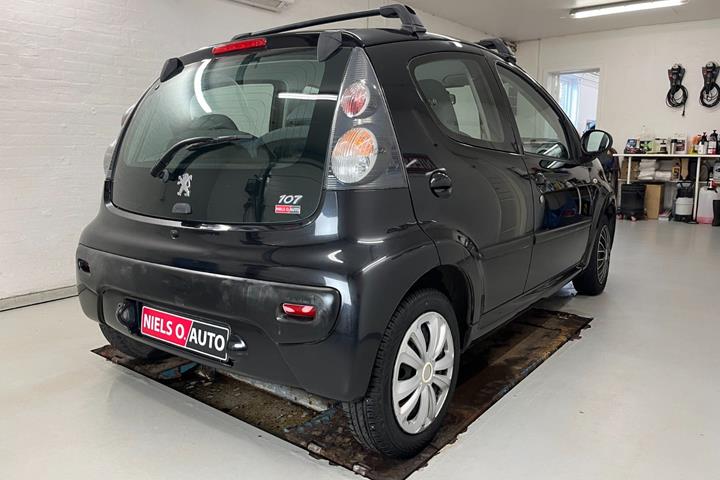 Sort Peugeot 107 fra 2006