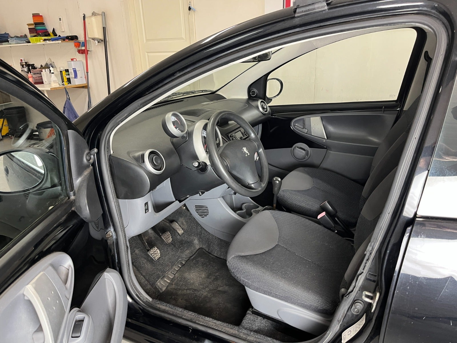 Sort Peugeot 107 fra 2006