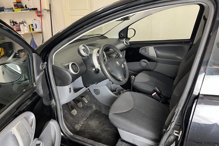 Sort Peugeot 107 fra 2006