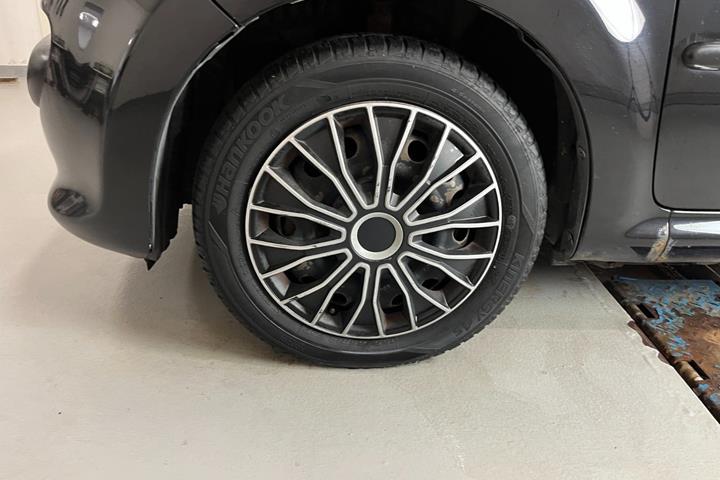 Sort Peugeot 107 fra 2006