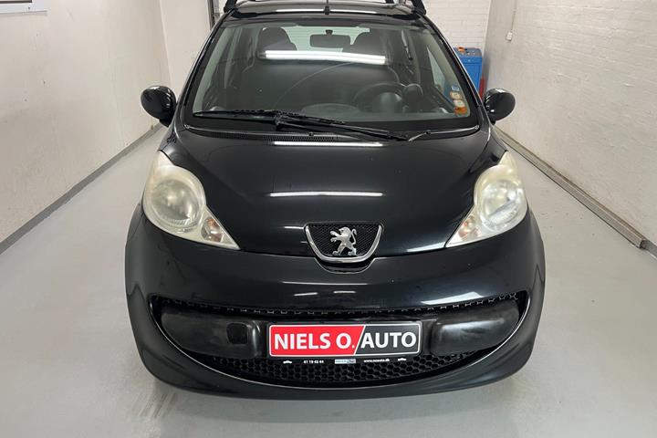 Sort Peugeot 107 fra 2006