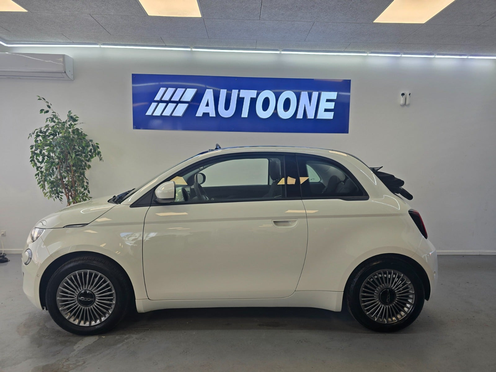 Hvid Fiat 500e fra 2023