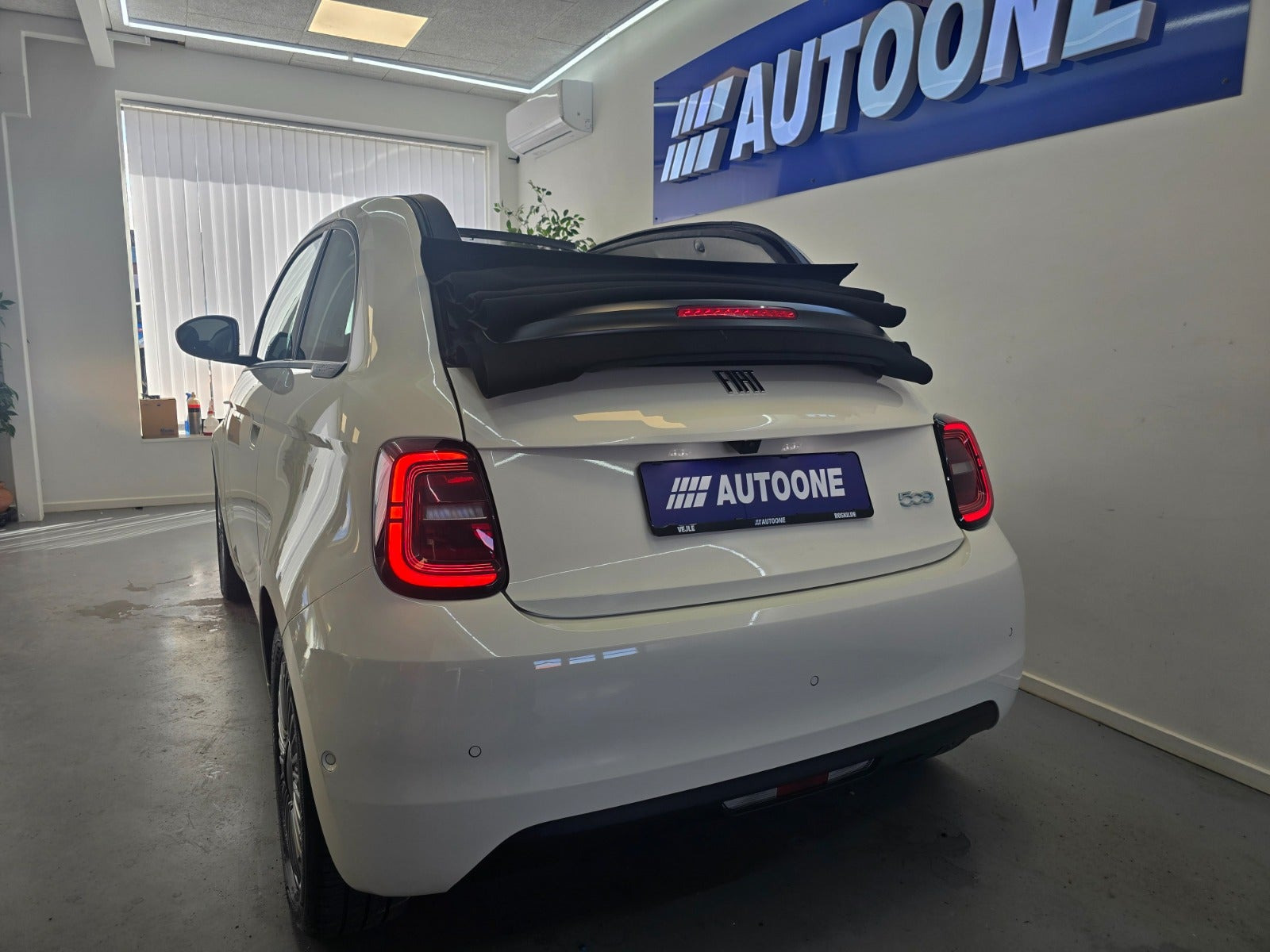 Hvid Fiat 500e fra 2023