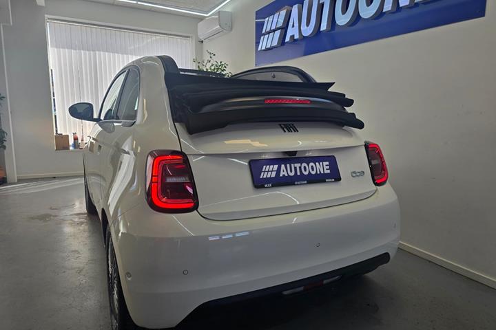 Hvid Fiat 500e fra 2023