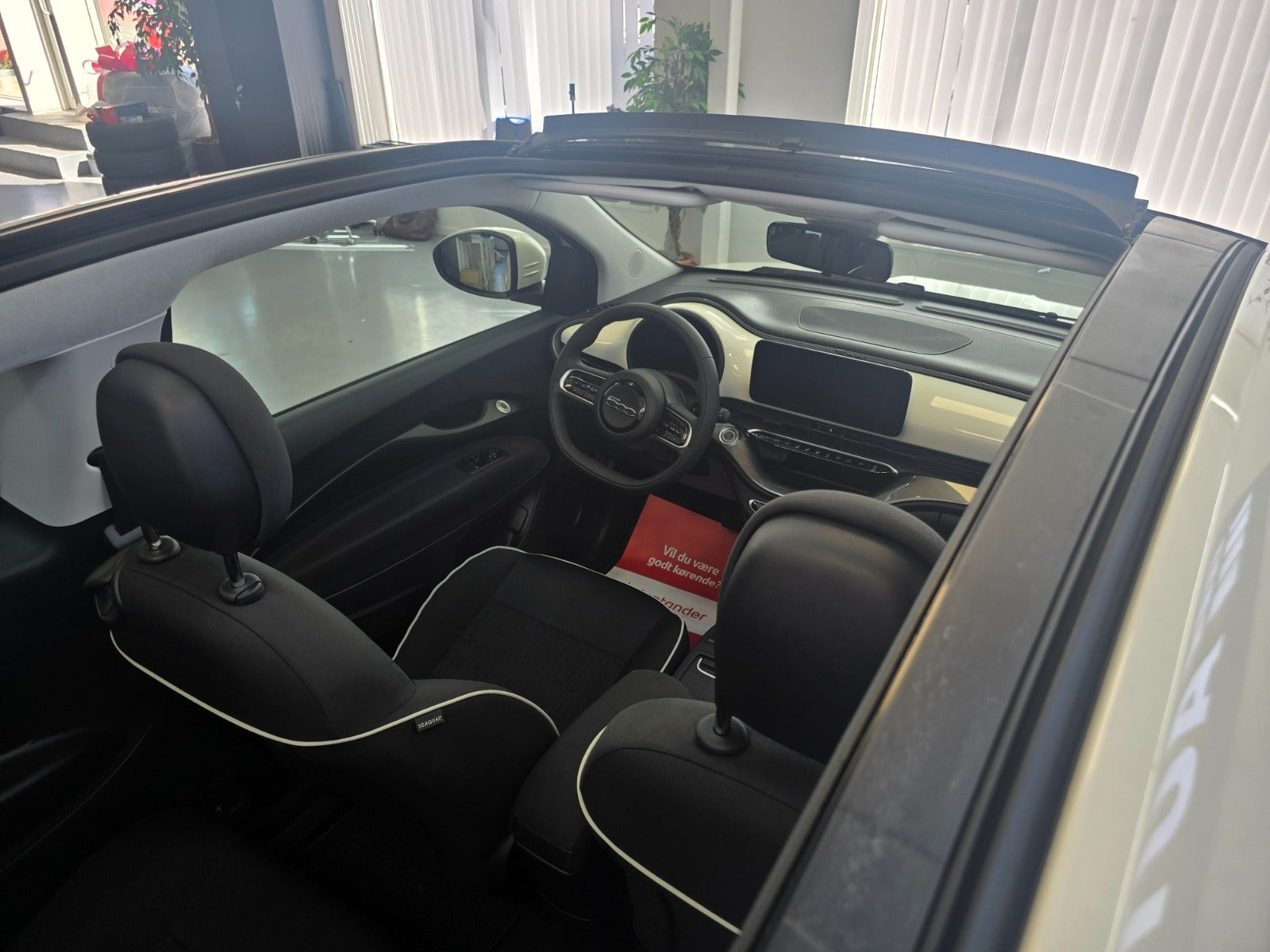 Hvid Fiat 500e fra 2023