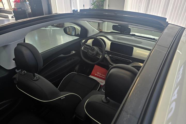 Hvid Fiat 500e fra 2023
