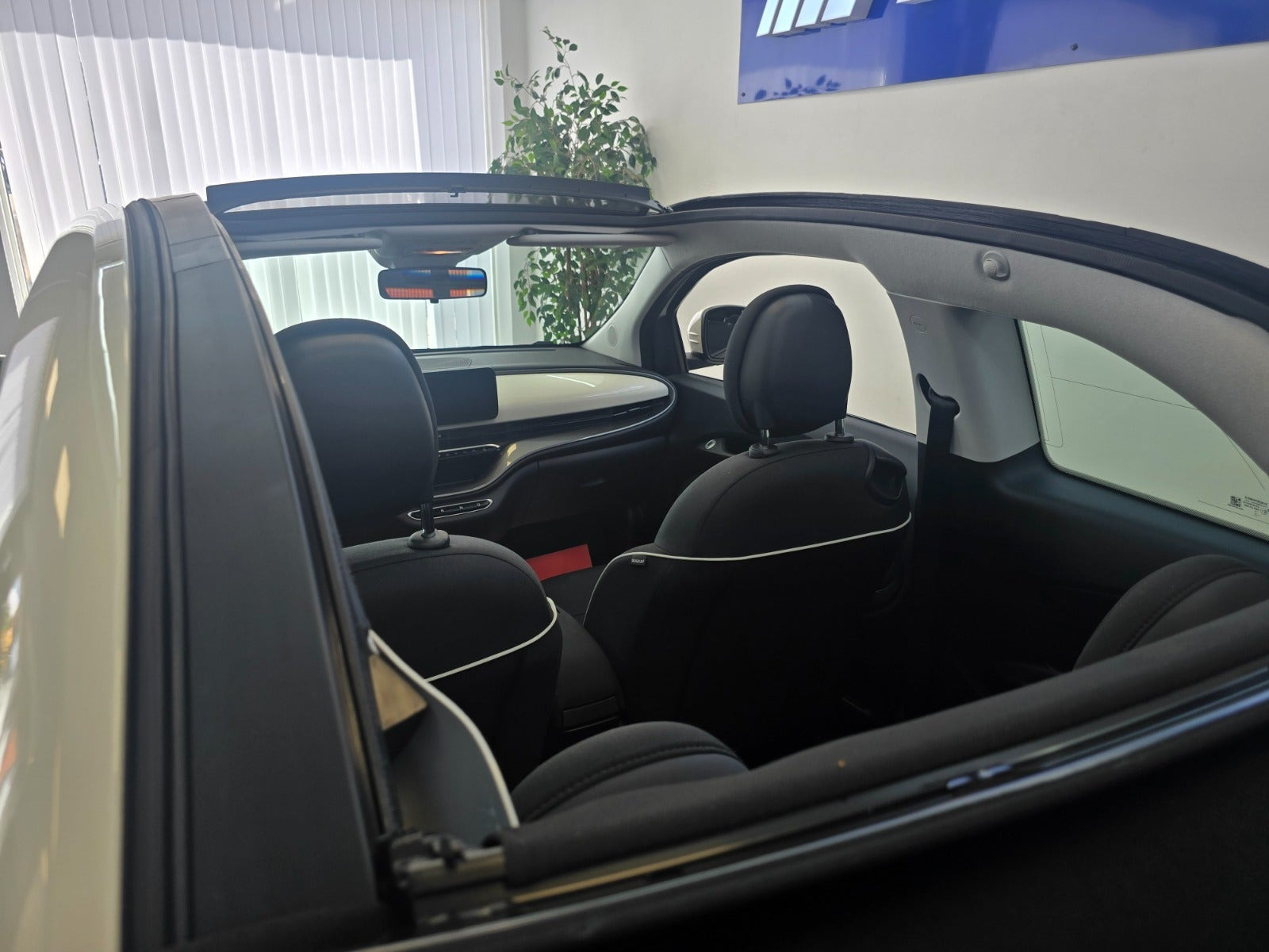 Hvid Fiat 500e fra 2023