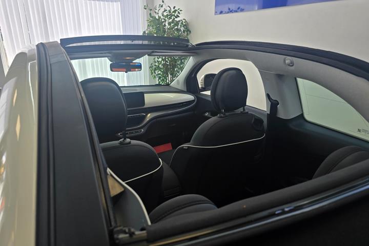 Hvid Fiat 500e fra 2023