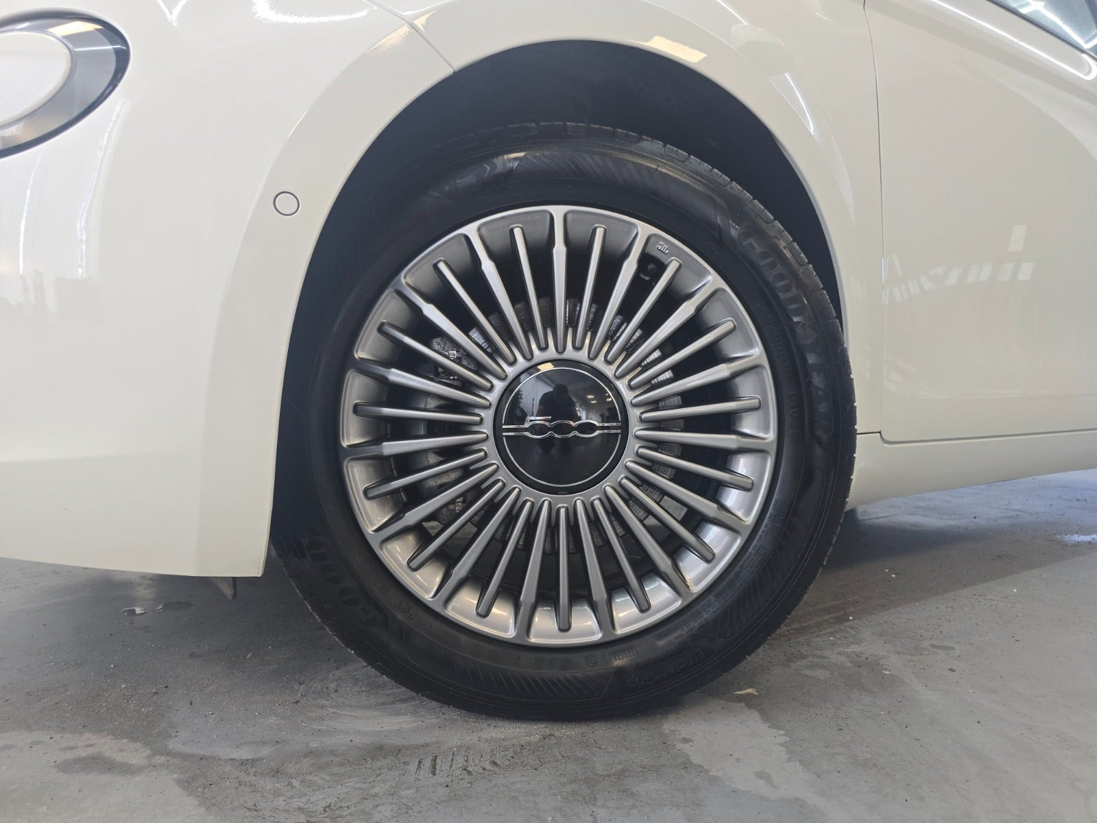 Hvid Fiat 500e fra 2023